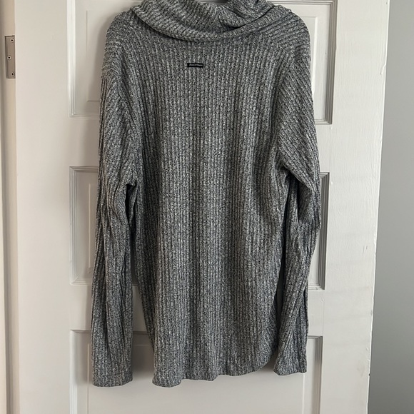 Light gray Lucky Brand turtle neck sweater. Excellent condition. Size large. - Picture 4 of 9